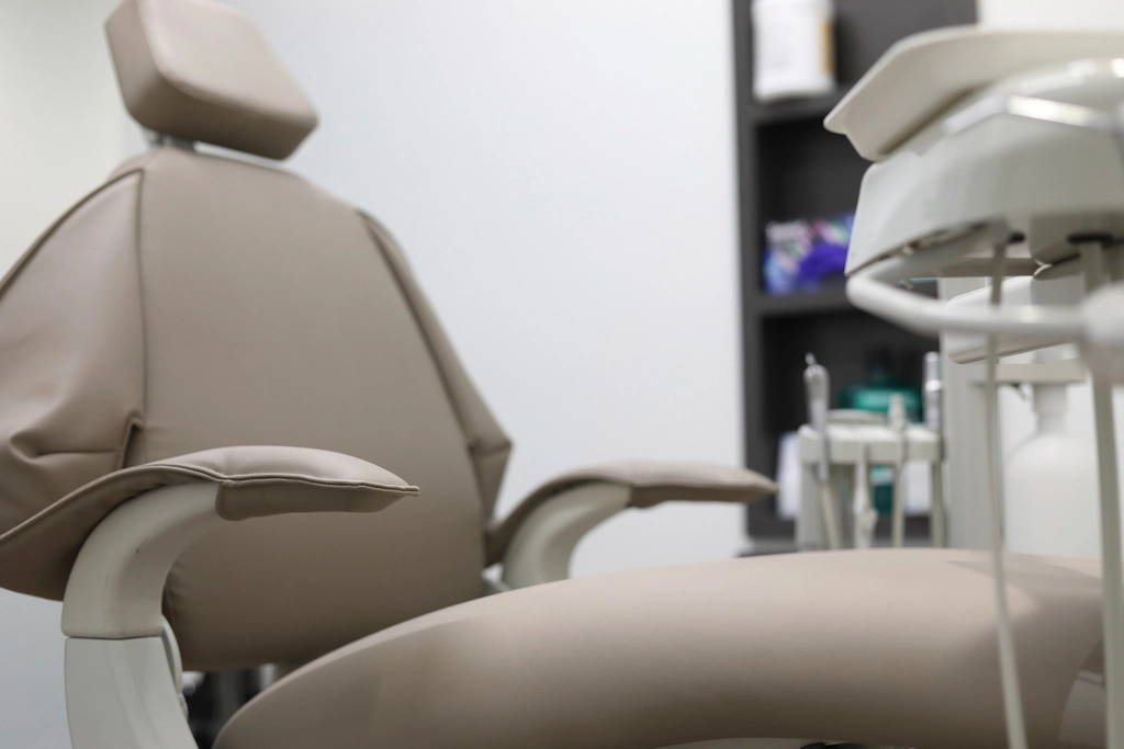 Cadeira odontológica vazia em consultório